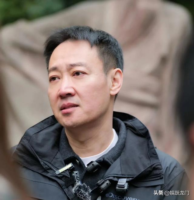 辛柏青吃饭被偶遇，李乃文给他夹菜	，瘦了老的不成样，破碎感太强