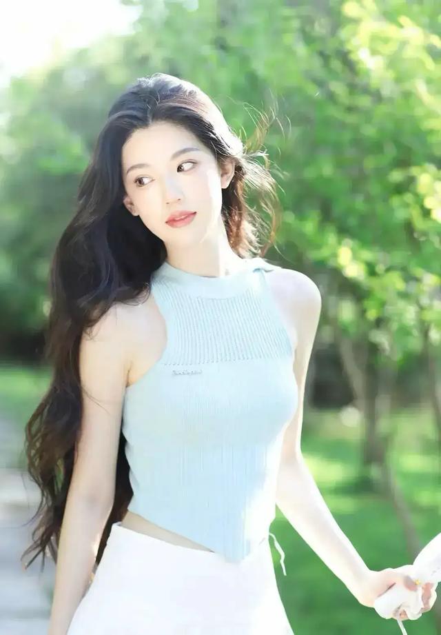 南通一校花美出圈了，清新脱俗，五官精致，倾国倾城，太迷人了！