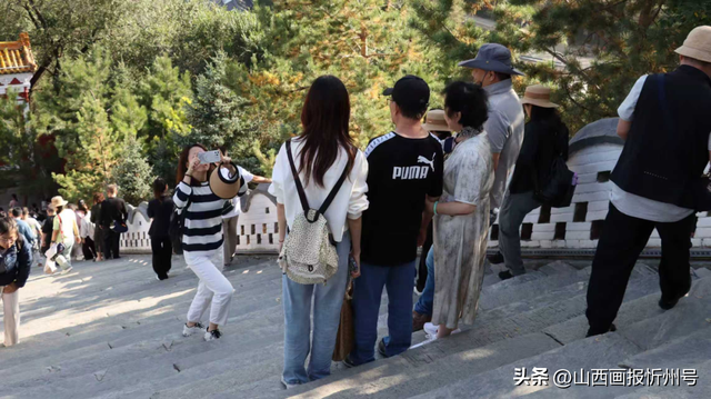 网络中国节·中秋丨当国庆红遇上中秋月：五台山景区双节喜迎八方客
