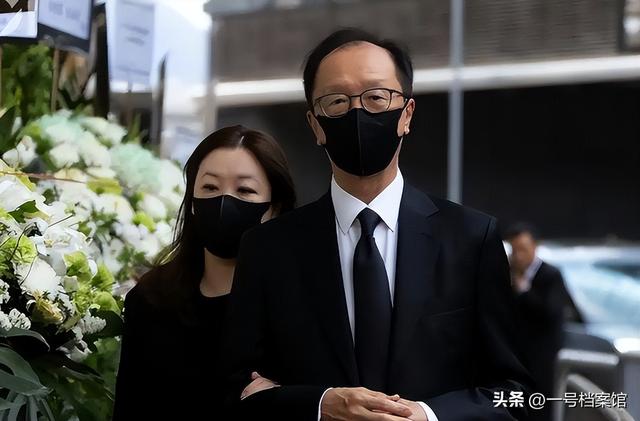 恩爱23年抵不过残酷现实，73岁梁锦松衰老萎缩 47岁伏明霞绚烂如花