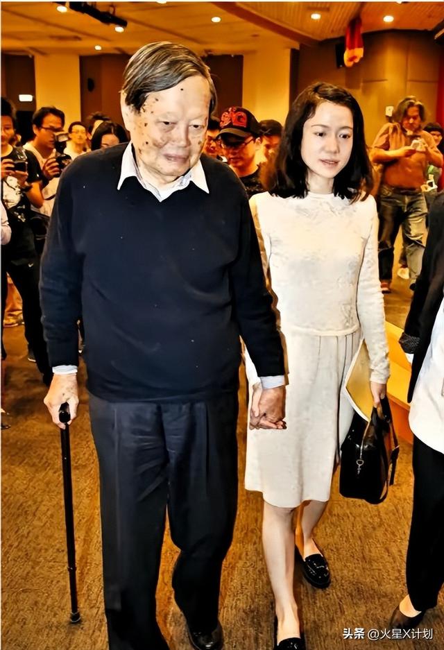 杨振宁告别仪式上	，49岁翁帆近照曝光，原来杜致礼亲妹真的没说错