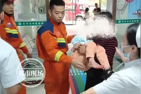 男童脚卡电动车后轮，消防救人又送医，途中一幕令人暖心！图片