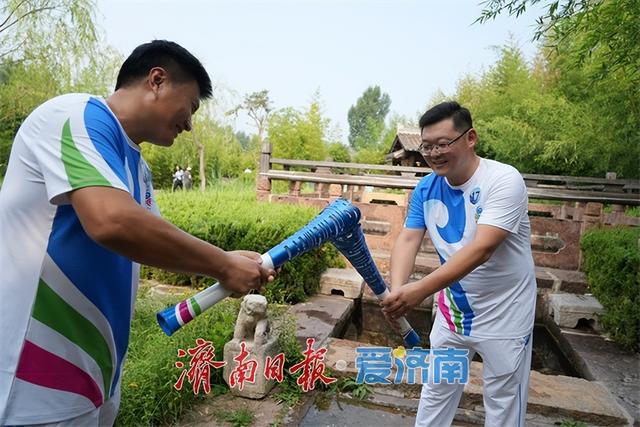 泉韵玫城 水映世界——2025济南国际泉水节“泉炬”传递平阴站侧记