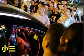 石家庄原配当街捉小三：现场群情激愤，大骂小三，围车拦路不让走图片