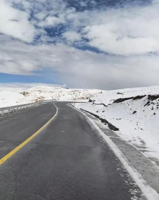 西藏纳木措国庆下大雪了！气温低于0℃，但湖面没结冰，雪山连接云朵宛若仙境