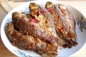 小鲫鱼怎样做才会酥烂？大厨教你酥鲫鱼做法，鱼刺都能直接吃图片
