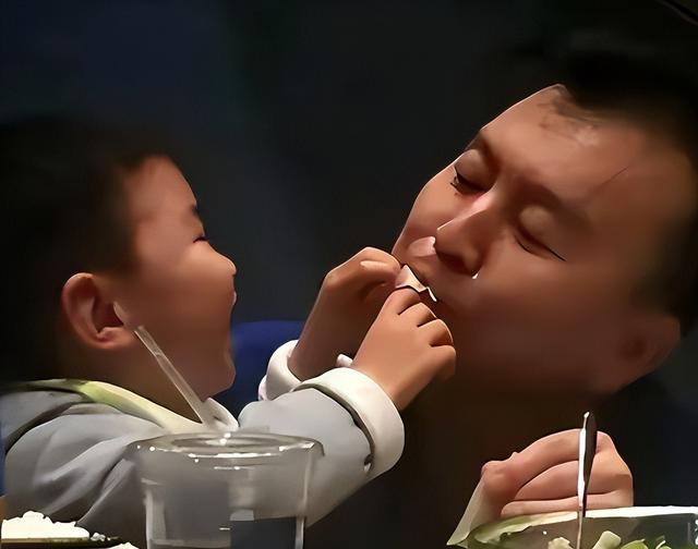 央视主持人张泽群:55岁才当父亲，妻子跑了儿子丢了，今孤身一人