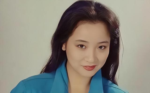 她是国家一级女演员，多次给坐轮椅丈戴绿帽，如今儿子也是演员