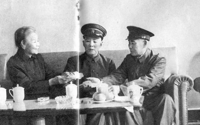 起义将领嫌解放军文化低不肯配合，毛主席问：你们是国民党员吧？