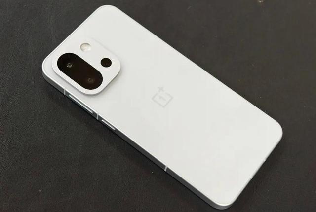 2025年手机性能天梯榜：这四款“性能怪兽”为何能稳坐第一梯队？