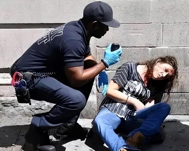 特朗普举着孩子照片，向哭泣的母亲承诺：我相信中国会执行死刑的