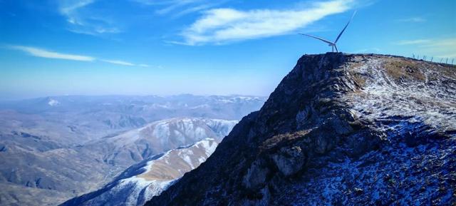车拉草原：风与山的蓝白私语