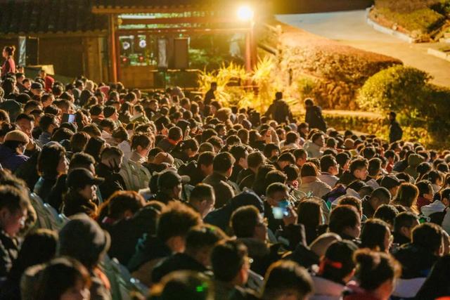 演出散场后，我在印象大红袍被“正式收编”为一匹马，真实写照，过于好笑！