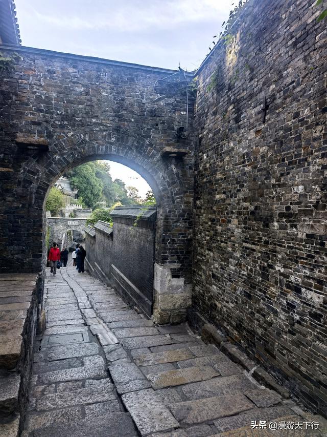 镇江西津渡的看点不在仿建古街，而是云台山上