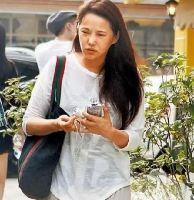 57岁伊能静全家度假，膀大腰圆不再少女，9岁米粒手机不离手