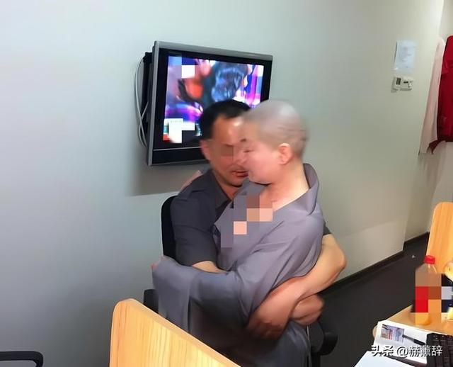 揭秘尼姑庵真相，表面佛门实则妓院，穿黑丝戴假发，香客人来人往