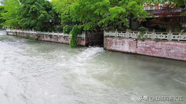 成都漂亮的水乡古镇，距市区仅22公里，享有“小都江堰”美誉！