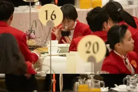 香港晚宴名场面：孙颖莎又出洋相，全红婵被偷亲，霍启刚太抢手图片