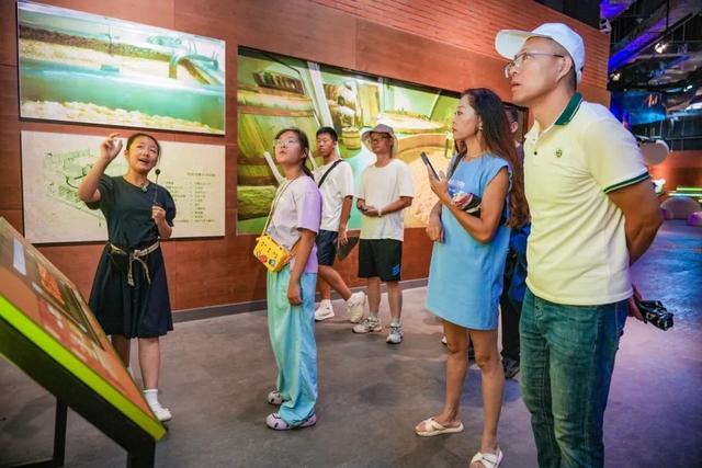 跟着小小讲解员，来青岛西海岸新区金沙滩啤酒城探寻啤酒千年发展故事