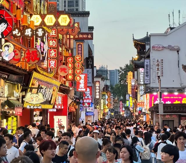 老挝姑娘来中国游玩一周，回去后直言：家乡与中国差距一目了然