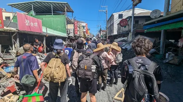 全台热心民众携铲子支援花莲救灾