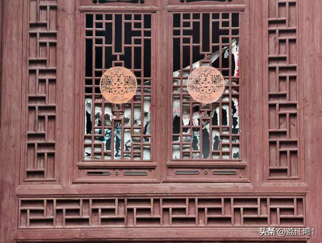 游长岗岭古村，观飘黄银杏