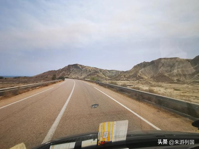 送完最后一件衣服，我们离开了摩洛哥