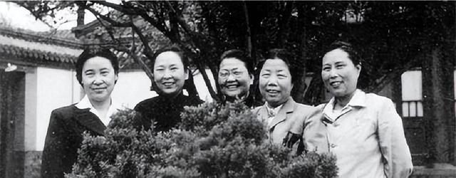 开国大典，她扶毛主席登天安门功成身退，周总理叫住：你站我身边