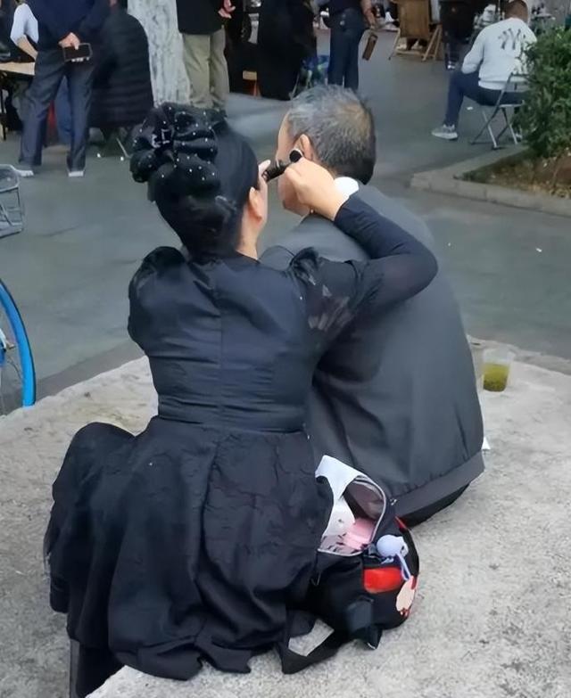 长沙公园惊现“老年服务圈”！低价刚需服务，姑娘边服务边唠嗑