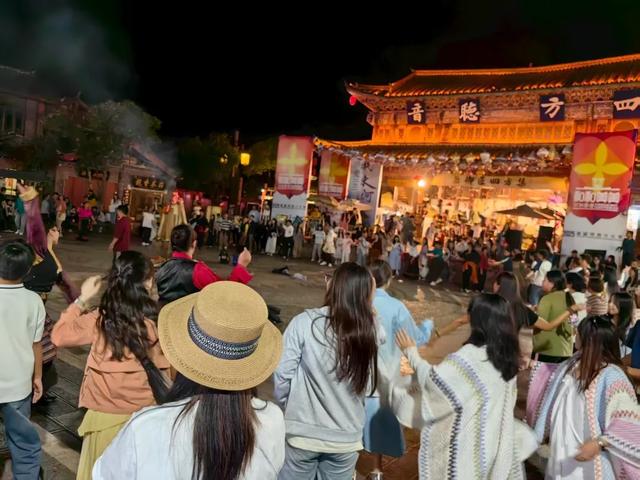 丽江束河古镇篝火晚会打跳：夜幕下的民族欢歌，点燃旅途激情