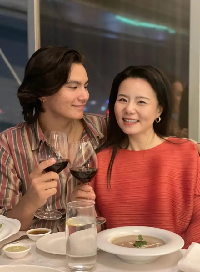 50岁龚琳娜独居深山，房子后面是一片坟地，离婚后养猫为伴不害怕