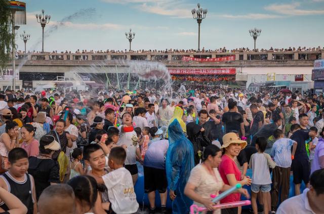 泼水大战+篝火烟花+冰啤烧烤,这个夏天就来这里浪~
