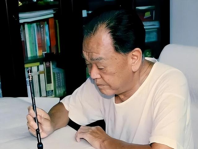 他是华国锋的接班人，一心为国操劳官至副国级，晚年回家乡当农民