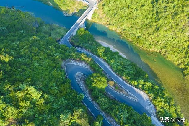铜仁大峡谷旁边有条村道,由连续十多个发夹弯组成,堪称跑山胜地