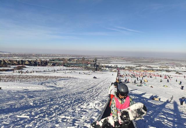丝绸之路滑雪场人山人海，排队三小时买票，归还装备又等两小时