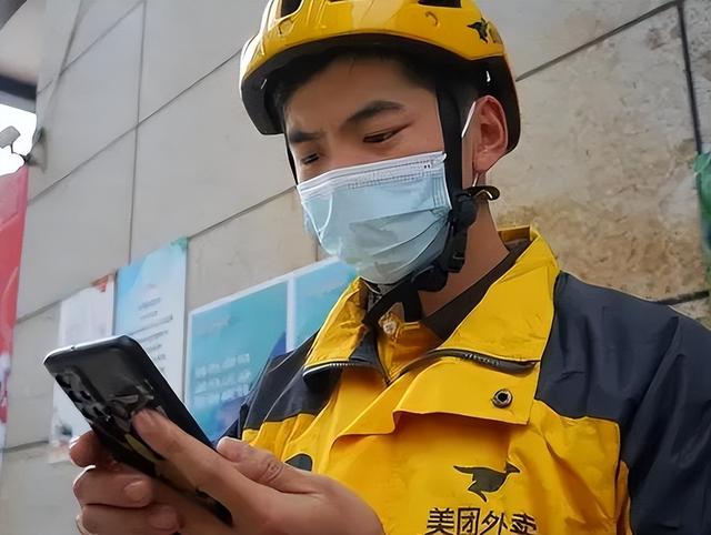 外卖小哥扶老人被讹3万，他借钱赔偿走人，次日接到90个电话