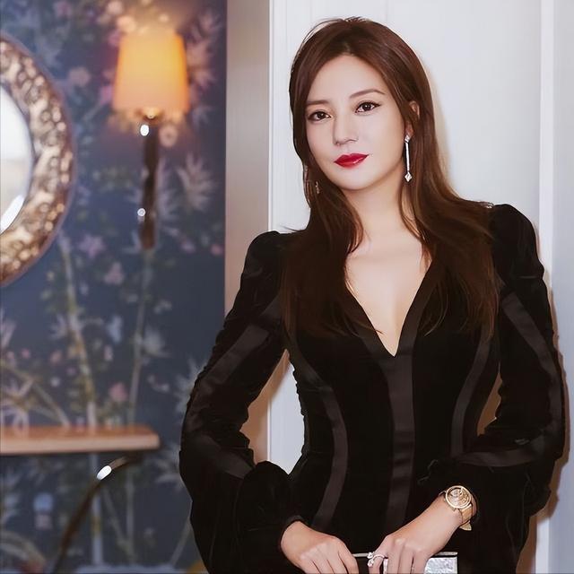 事业没了、婚也离了，49岁赵薇近况曝光	，原来被封杀只是冰山一角