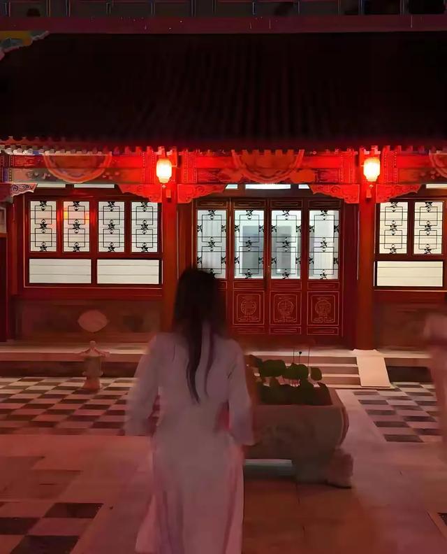 午夜的旗袍照，王诗龄北京小院穿旗袍冷艳现身，面无表情引发恐慌