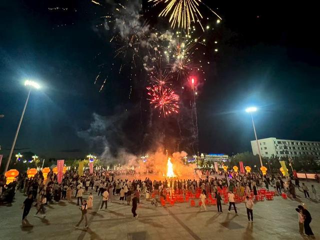周周乐添彩文化生活 广场活动点亮幸福夏夜—阿克塞县财政局“夏韵塞外·音乐篝火季”广场周周乐活动精彩纷呈