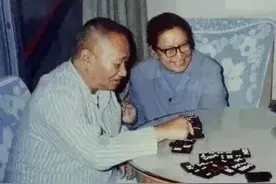 1992年，李讷来到毛岸青家中，看望二哥、二嫂，一张罕见的留影图片