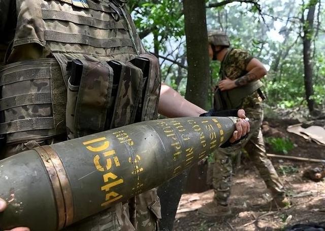 两场战斗在基辅打响，乌媒透露：政客在跟政客斗，军队在跟军队打