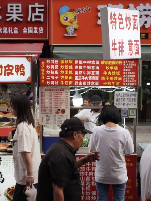 乌鲁木齐的劳动街，是由小炒、烧烤和夏夜晚风组成的