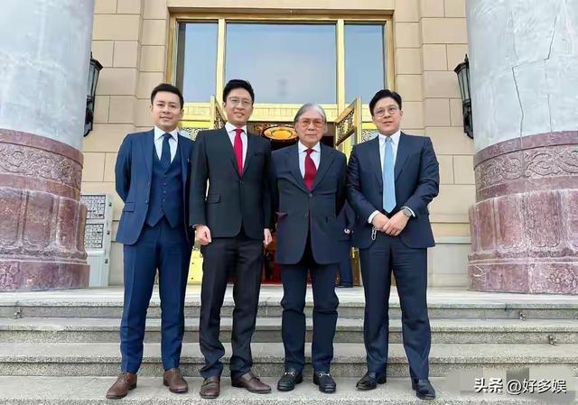 霍震霆父子三人现身北京，霍启刚温润如谦谦君子，霍启山帅气逼人