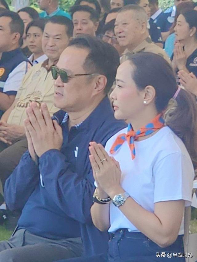 39岁泰国现任第一夫人好漂亮，穿衣打扮像大学生，一点中年感没有