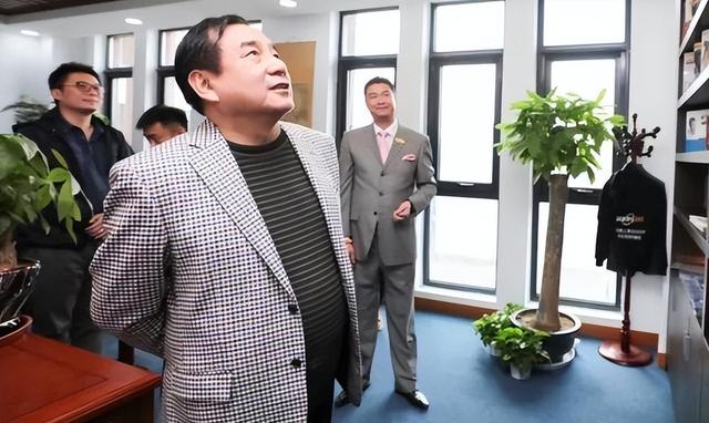 京A88888的车主是谁？多国首脑在他的车上签名，一辆车价值2个亿