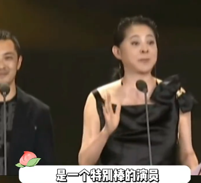 “大脚娘”迟蓬逛超市被偶遇，打扮好朴素，真人看起来也是老年人
