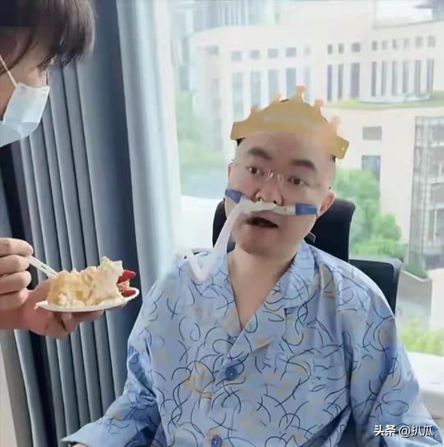 蔡磊传出好消息！终于能下楼溜达，见到儿子笑了，爷俩靠镜子交流
