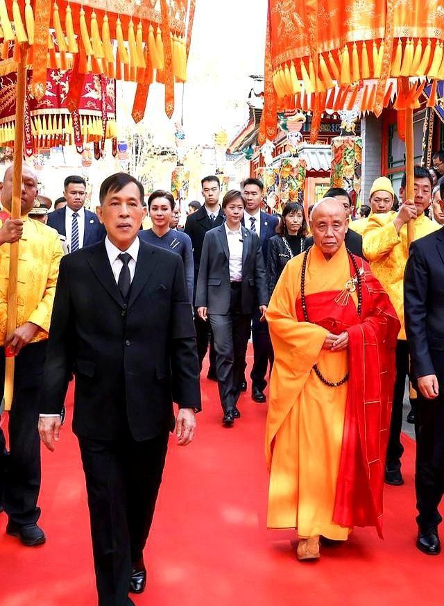 泰国王后这一跪，这才是顶级外交，她拜的不是佛，是两国的情谊