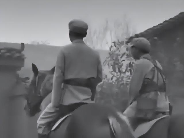 1970年老人去部队看儿子被哨兵拦下，老人：让你们师长跑步来见我