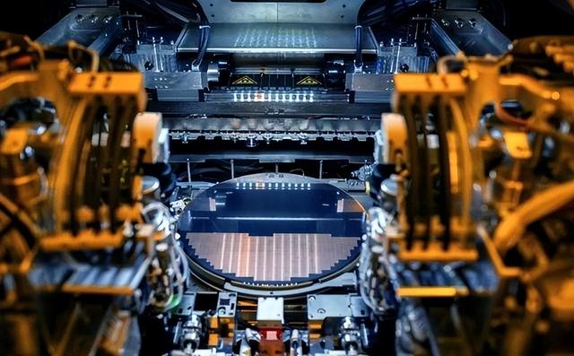 中国首台纳米压印光刻机交付：打破美国垄断，国产芯片换道超车！